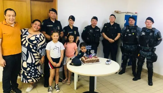 Guardas municipais surpreendem menina de 6 anos fã da corporação em aniversário