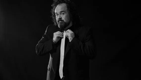 Carlinhos Carneiro apresenta primeiro disco solo em show em Curitiba neste sábado