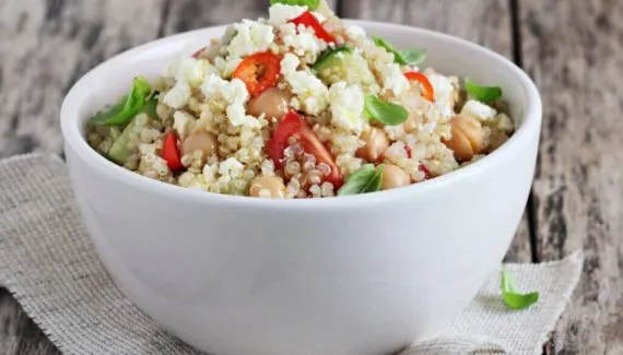 Saladas de quinoa: 6 receitas leves e nutritivas para o jantar