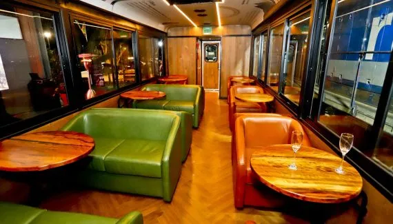 Passeio de trem Curitiba–Morretes ganha vagão com partes do teto em vidro