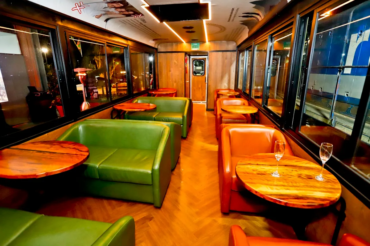 novo vagão que faz passeio entre Curitiba e Morretes tem teto de vidro