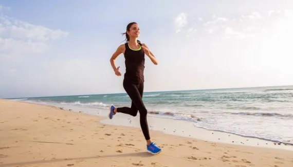Saiba como treinar ou correr na praia sem se machucar