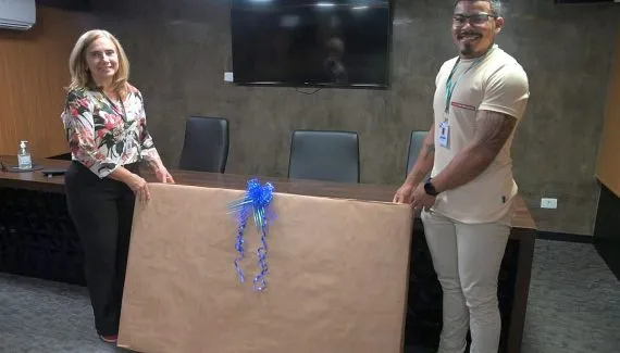 Vencedor do Histórias de Busão recebe seu prêmio na Metrocard