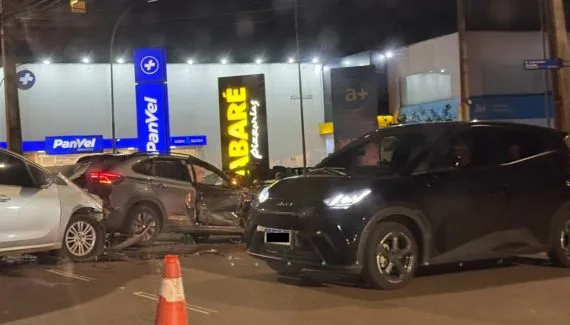Pancada entre carros complica trânsito no Mossunguê nesta sexta