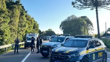 imagem mostra equipes da polícia trabalhando em acidente em Contenda