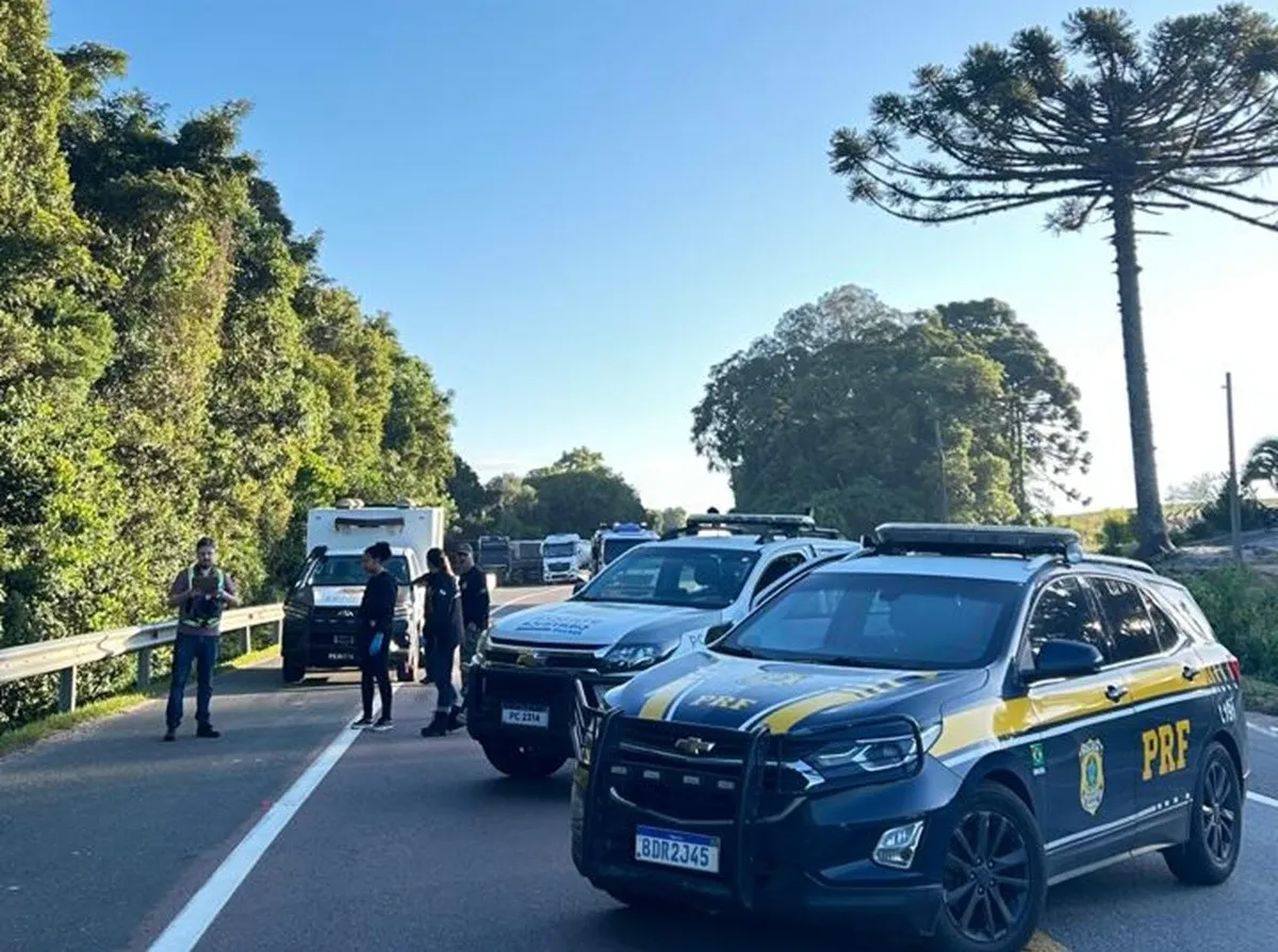 imagem mostra equipes da polícia trabalhando em acidente em Contenda