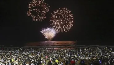 imagem mostra fogos de artifício