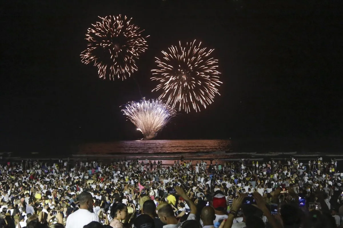 imagem mostra fogos de artifício