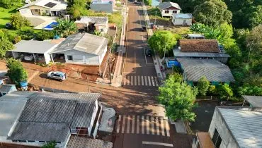 Ruas do município de Vitorino recebem pavimentação pelo programa Asfalto Novo, Vida Nova, viabilizado com recursos economizados e devolvidos pela Assembleia Legislativa do Paraná.