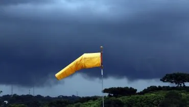Imagem mostra céu carregado, com possibilidade de chuva e ventos