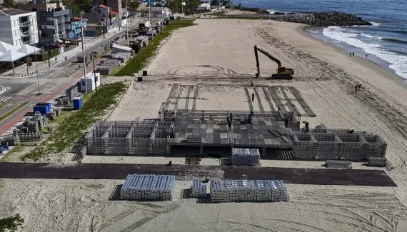 Palcos do Verão Maior Paraná tomam forma nas areias de Matinhos