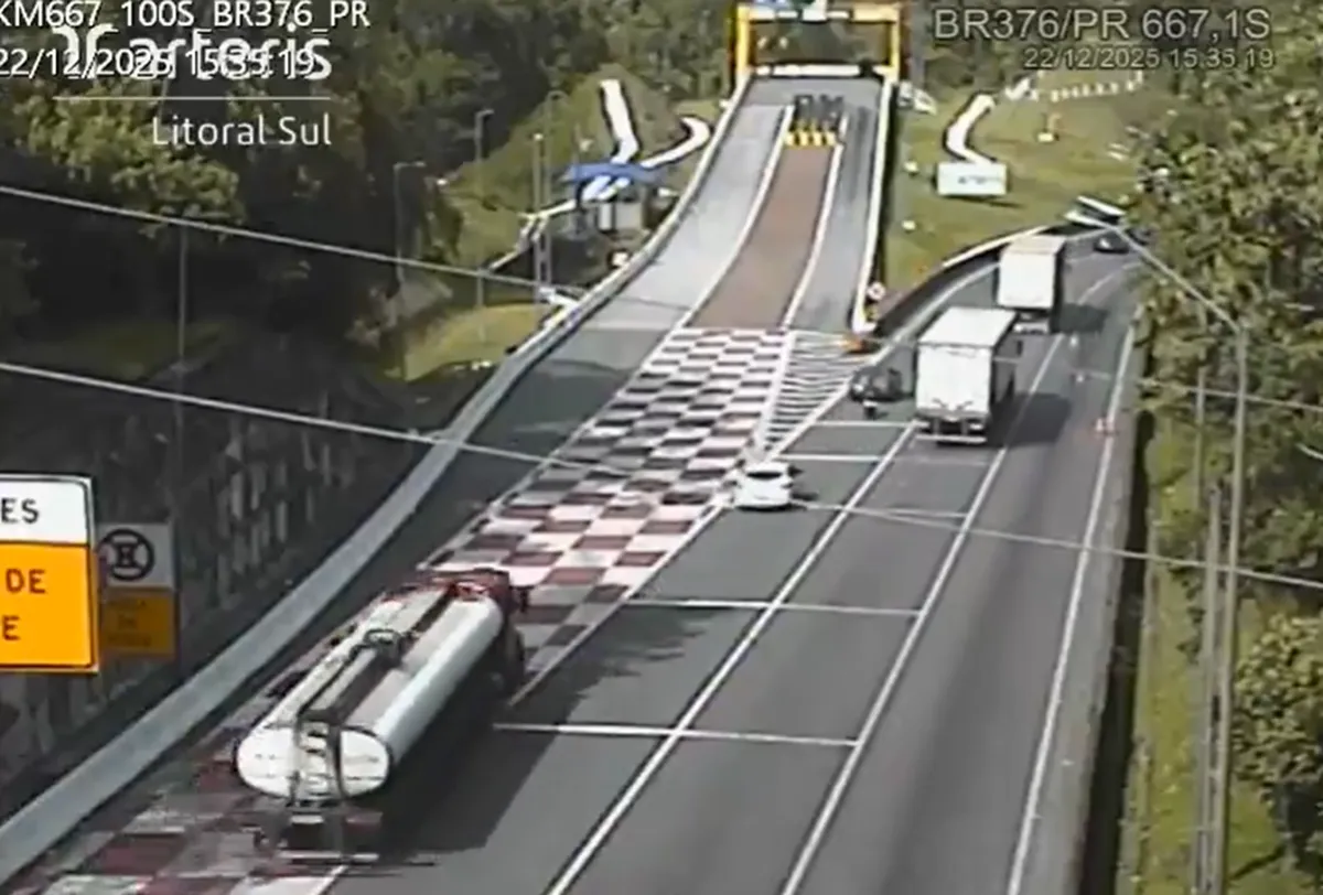 Carreta usa área de escape na br 376