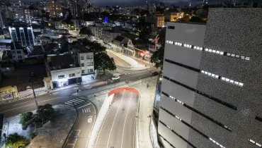 Modernização da iluminação pública na Rua Augusto Stellfeld. Curitiba, 10/04/2025. Foto: Ricardo Marajó/SECOM