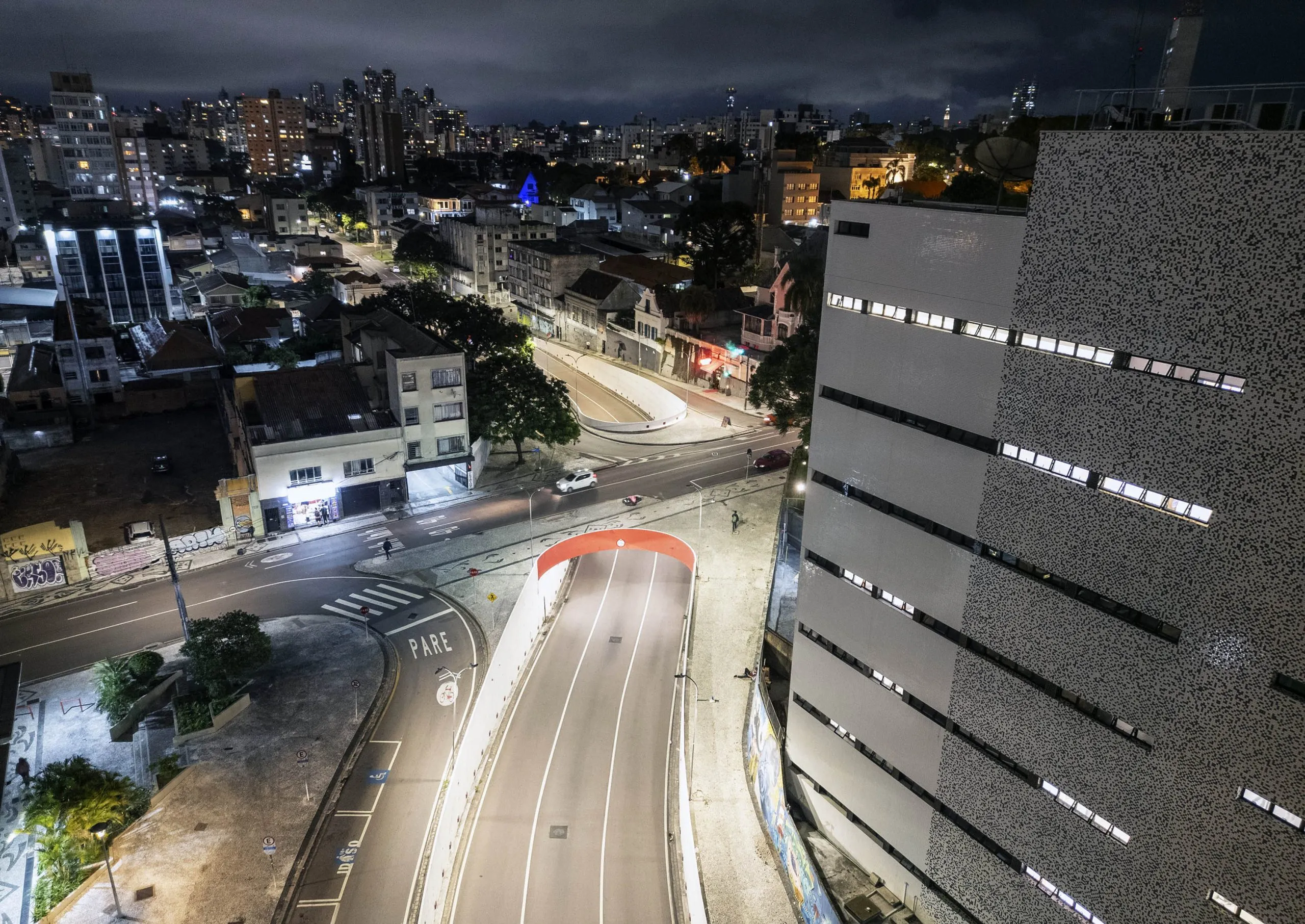 Modernização da iluminação pública na Rua Augusto Stellfeld. Curitiba, 10/04/2025. Foto: Ricardo Marajó/SECOM