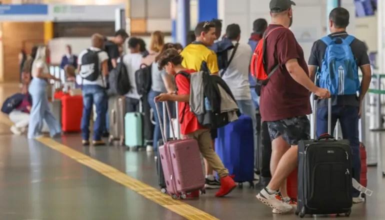Pilotos e comissários podem entrar em greve nacional a partir de 1º de janeiro