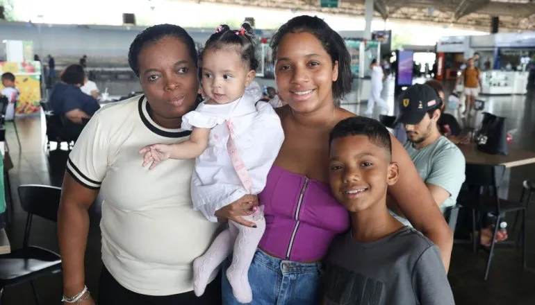 Saudade vira presente: mães viajam longe para abraçar os filhos no Natal