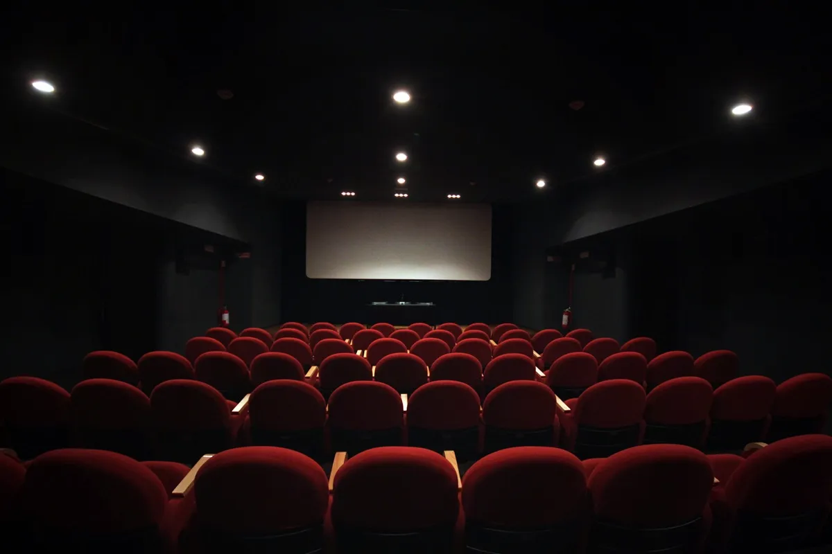 imagem mostra sala de cinema vazia