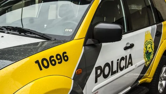 Viatura da PM cai em ribanceira durante perseguição em Curitiba: dois morrem