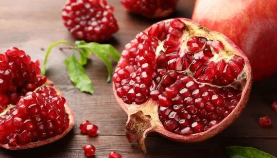 Romã: 8 benefícios para a saúde e ideias para usar a fruta no dia a dia