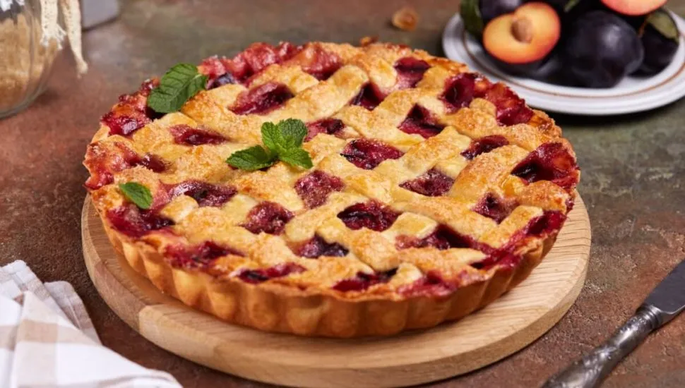 Torta de ameixa (Imagem: natkinzu | Shutterstock)