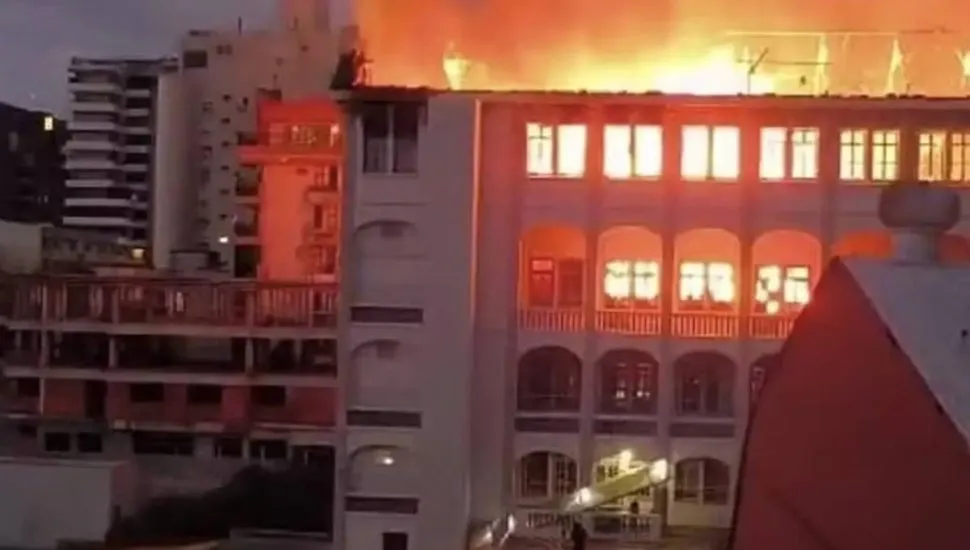 Imagem mostra um incêndio destruindo um Colégio no Rio Grande do Sul.