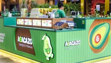 Imagem mostra um quiosque de um restaurante especializado em sobremesas de abacate.