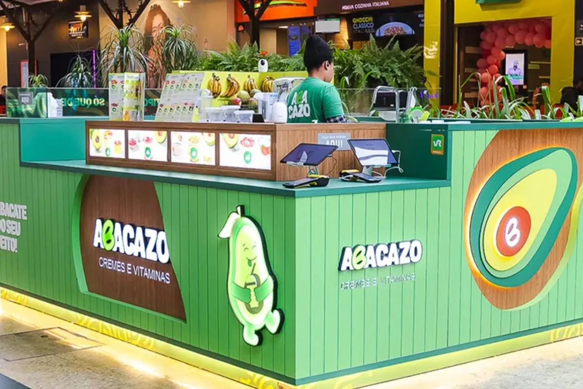 Imagem mostra um quiosque de um restaurante especializado em sobremesas de abacate.