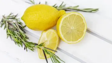 Ferver alecrim e casca de limão: para que serve e por que virou tendência?