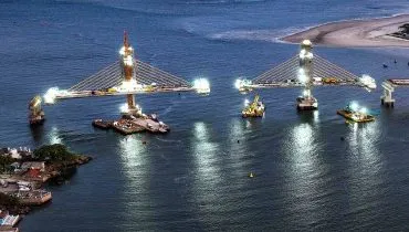 Imagem mostra a Ponte de Guaratuba à noite, com iluminação.