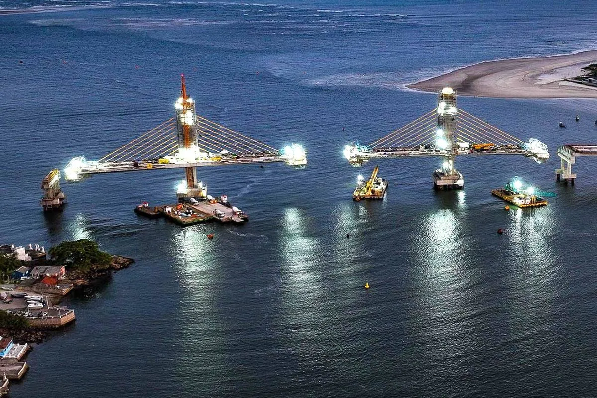 Imagem mostra a Ponte de Guaratuba à noite, com iluminação.