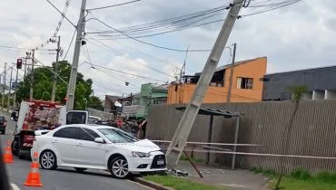 Carro derruba poste na Avenida das Torres e deixa região sem energia