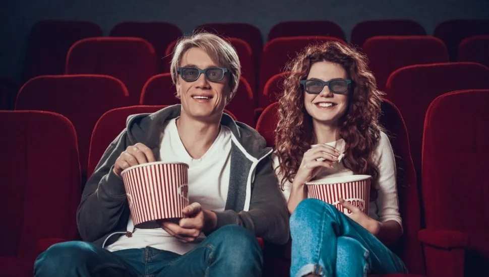 Janeiro de 2026 promete agitar as salas de cinema brasileiras com uma seleção diversificada de produções (Imagem: Freeograph | Shutterstock)