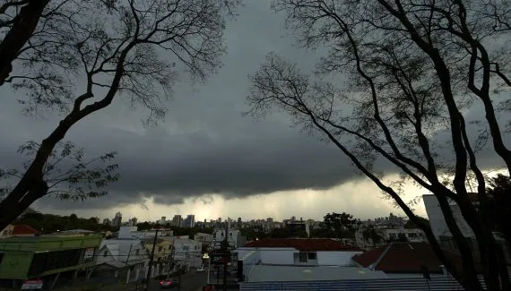 Curitiba e Litoral entram em alerta laranja de tempestades ainda em 2025