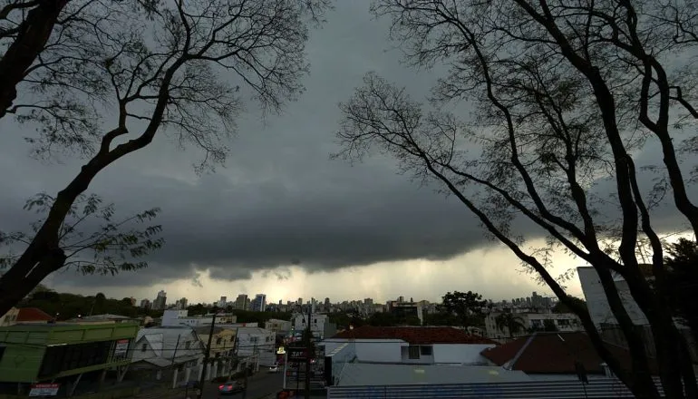 Defesa Civil dispara alerta de tempestade severa para Curitiba