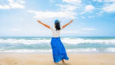 Rituais na praia podem ajudar a atrair boas energias e a começar o ano com mais leveza e equilíbrio (Imagem: manolobastos | Shutterstock)