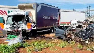 Carro onde estavam as seis pessoas da mesma família ficou destruído, bem como a frente do caminhão.