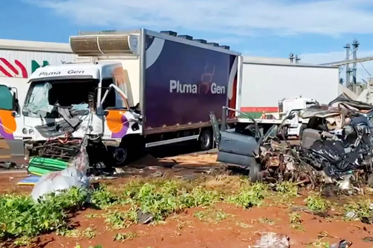 Carro onde estavam as seis pessoas da mesma família ficou destruído, bem como a frente do caminhão.
