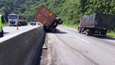 Imagem mostra um caminhão parcialmente tombado na BR-277