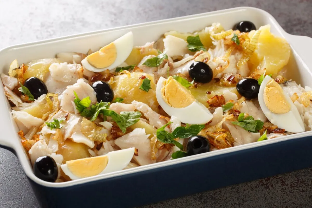 Bacalhau assado com batata, ovo e azeitona (Imagem: Sergii Koval | Shutterstock)