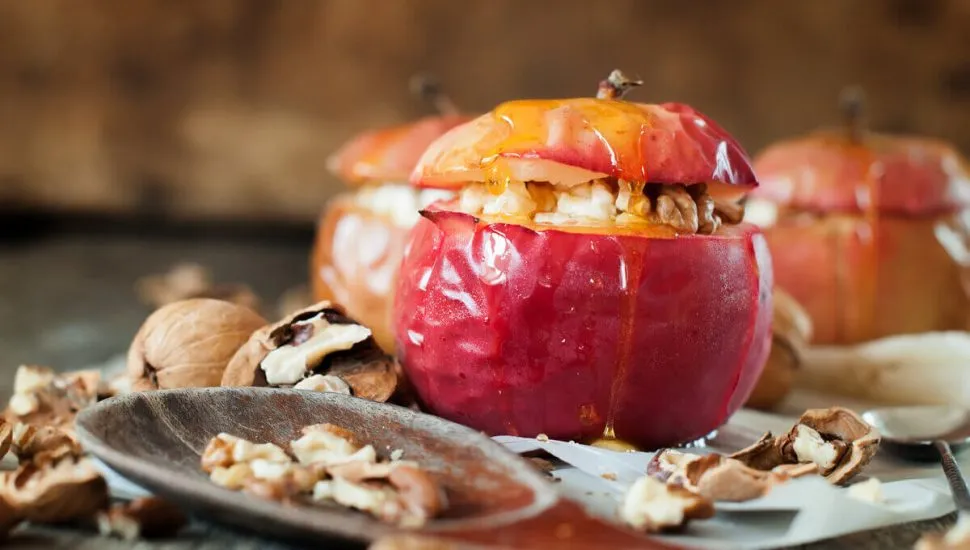 Maçã recheada com nozes (Imagem: Olga Pink | Shutterstock)