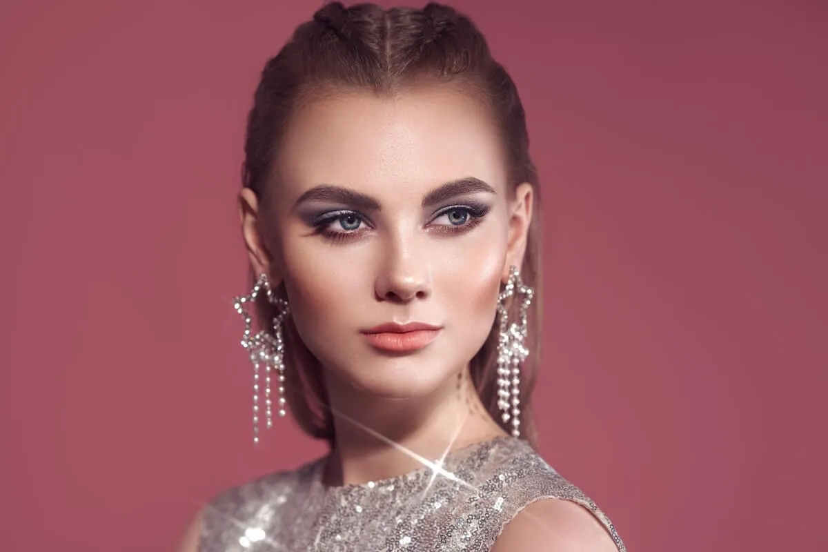 Tendências de maquiagem sofisticadas valorizam o look de Ano-Novo (Imagem: Oleg Gekman | Shutterstock)