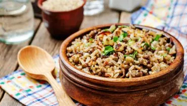 Arroz com lentilha e cebola caramelizada (Imagem: Nataliya Arzamasova | Shutterstock)