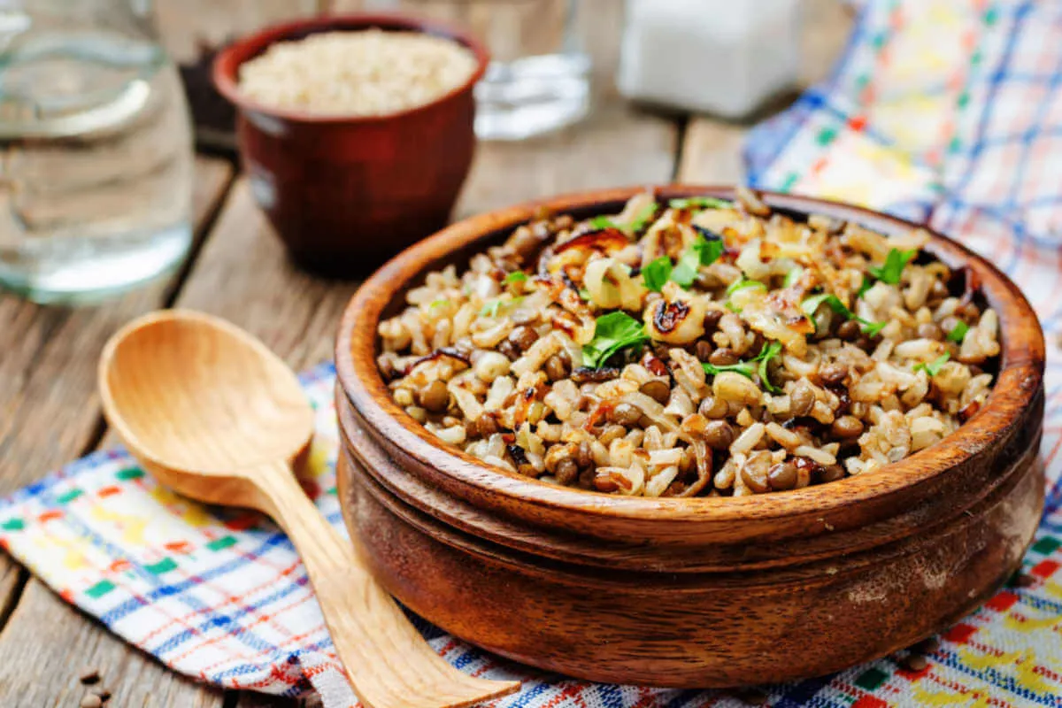 Arroz com lentilha e cebola caramelizada (Imagem: Nataliya Arzamasova | Shutterstock)