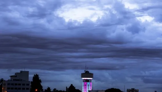 Último dia de 2025 tem previsão de tempestades e calor em Curitiba