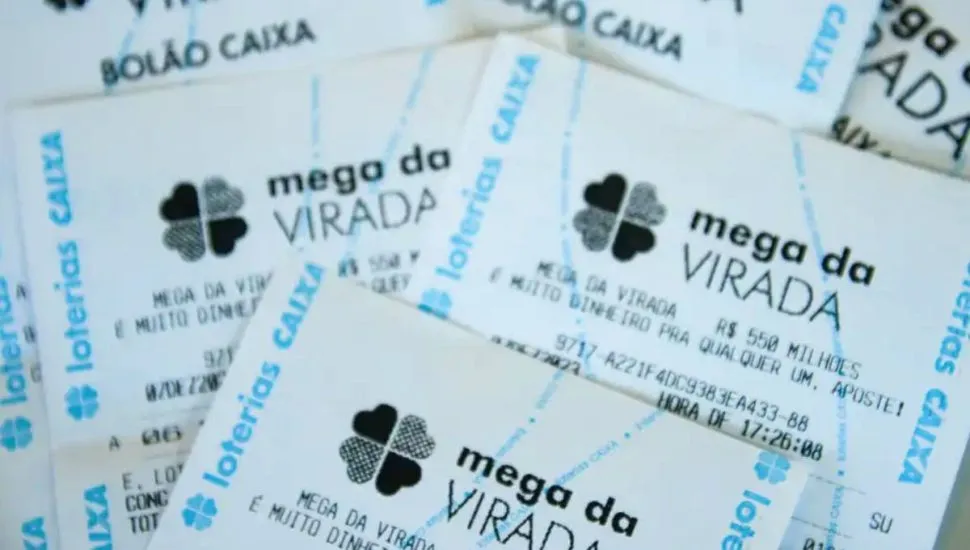 Imagem mostra bilhetes da Mega da Virada dispostos em uma mesa.