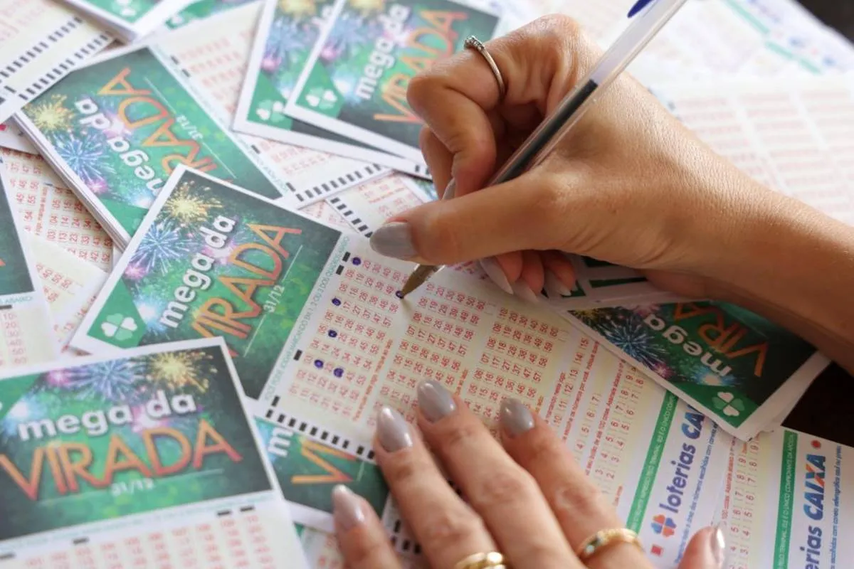 Imagem mostra uma pessoa apostando na Mega da Virada.
