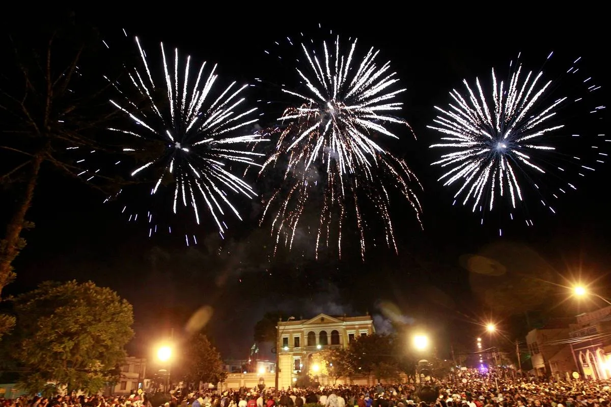 Imagem mostra o réveillon em Curitiba.