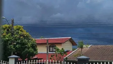 Imagem mostra o céu fechado em Curitiba na chegada de um temporal.