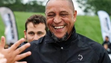 Imagem mostra o jogador Roberto Carlos.