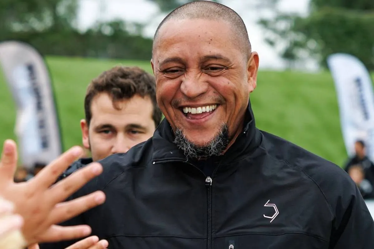 Imagem mostra o jogador Roberto Carlos.